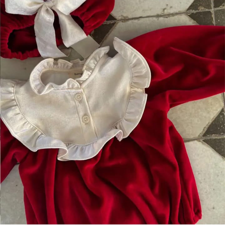 Baby Christmas Red Velvet Romper with White Collar – Gold Velvet Woolen Fabric